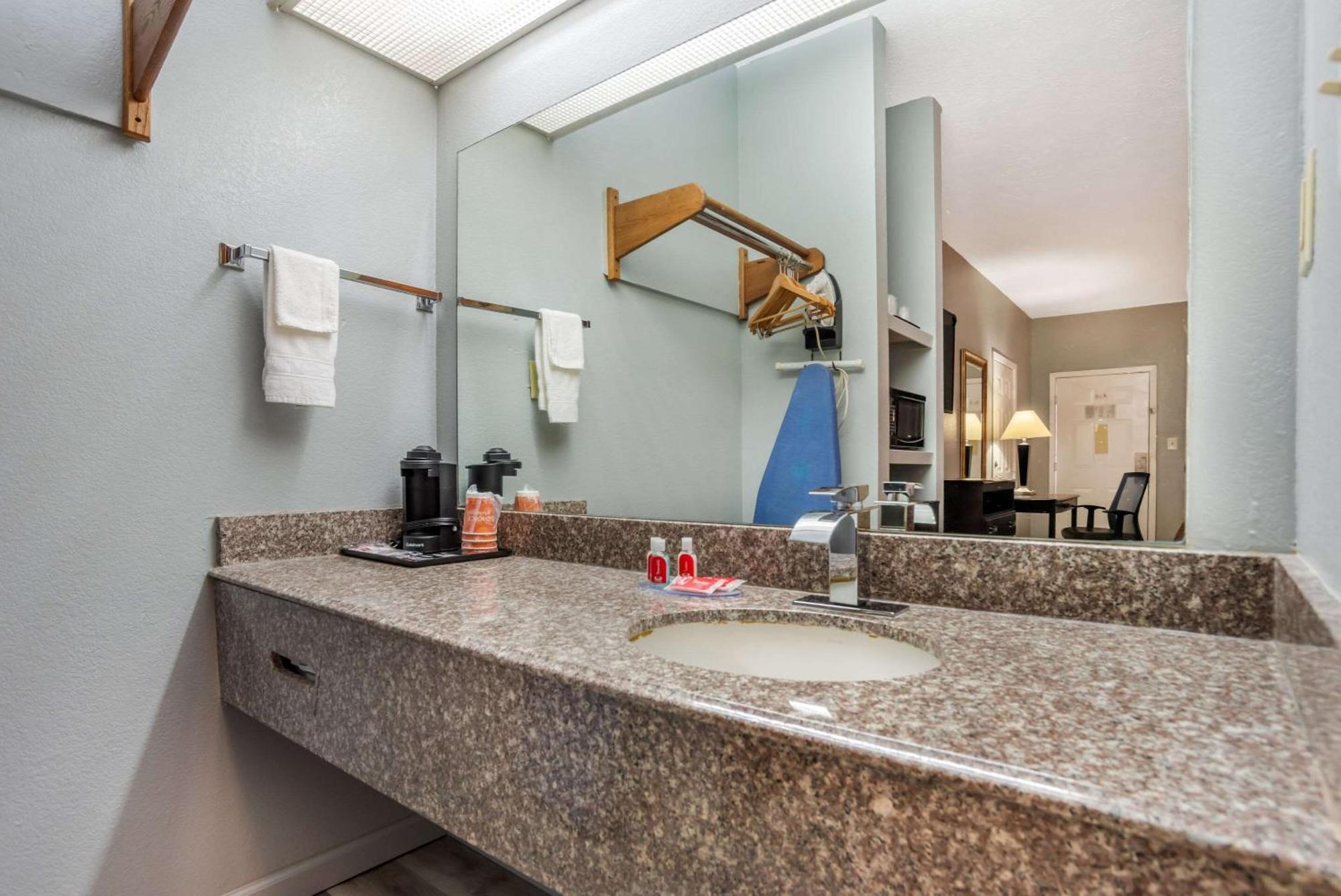 Econo Lodge Inn & Suites Philadelphia Exterior foto
